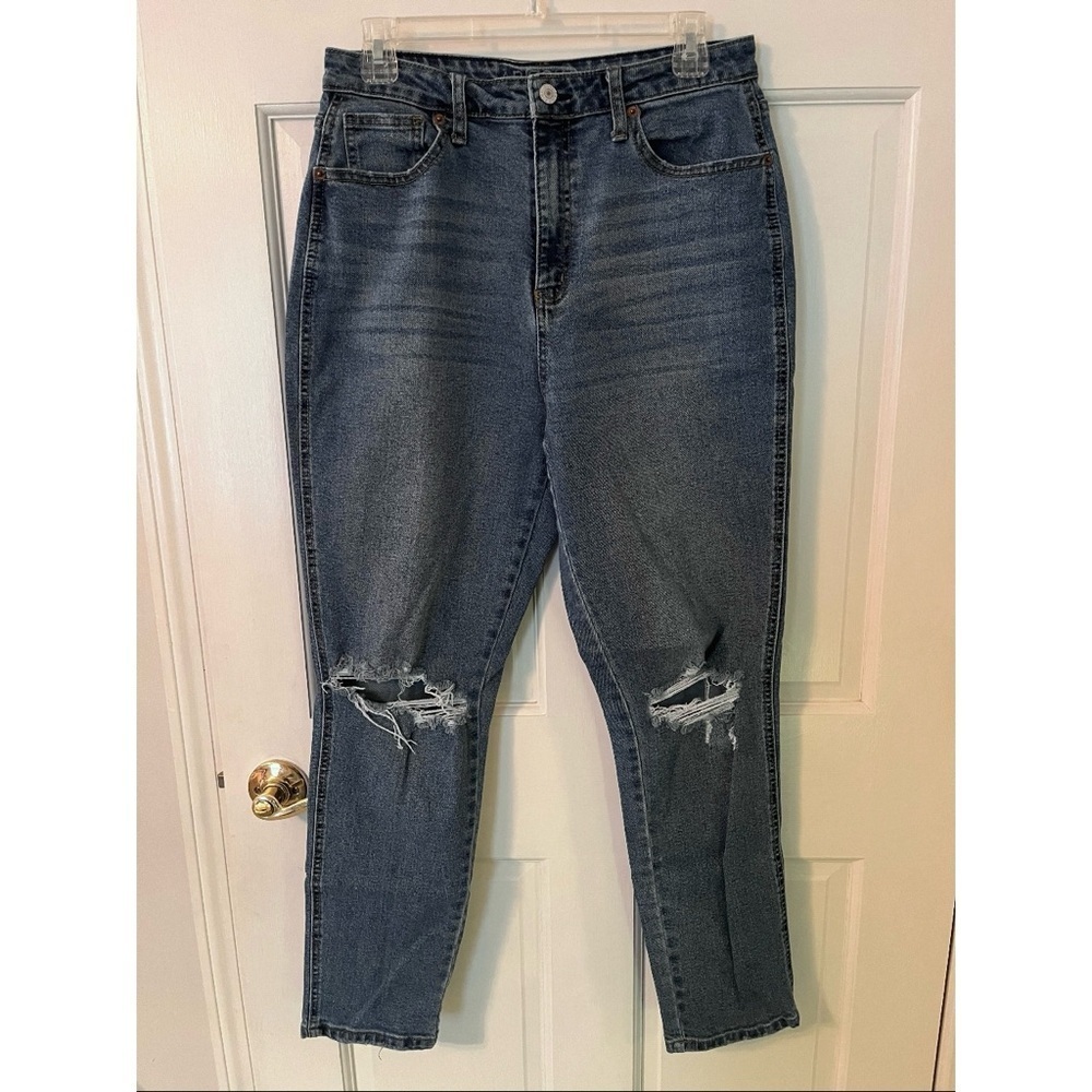 ARIZONA Women’s Curvy High-Rise Mom Slim Fit Ripped Denim Jeans